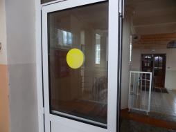 Желтые круги на дверях и стеклах
